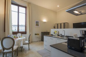 Fridge, oven, stovetop, coffee/tea maker