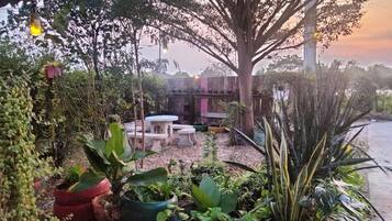 Standard Double Room | Ruang tamu | 32 inci televisyen LCD dengan satelit, TV