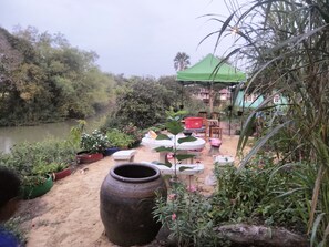 32-英寸液晶电视 （配备卫星频道）、电视