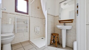 A bathroom with a toilet, shower, and sink. - Little House with beautiful view in unique Holiday Resort **** in Dordogne-Lot (Gavaudun)