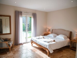 4 chambres, fer et planche à repasser, Wi-Fi, draps fournis