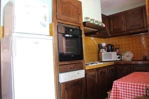 Kühlschrank, Mikrowelle, Ofen, Herdplatte