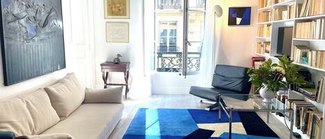 تلفزيون، مشغل دي في دي، كُتُب، ستيريو