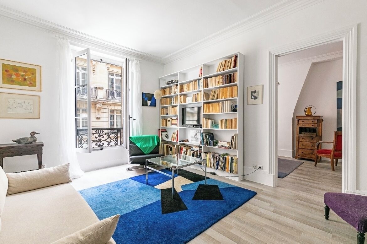 TV, DVD player, books, stereo