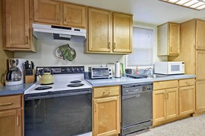 Refrigerador, microondas, placa de cocina, lavavajillas