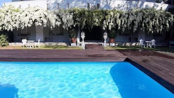 حمّام سباحة خارجي، مقاعد للتشمس