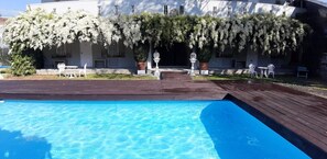 Piscine extérieure, chaises longues