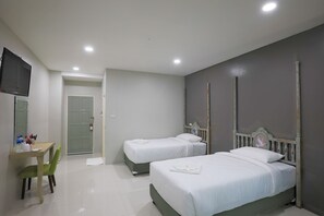 Deluxe Twin Room | Una cassaforte in camera, una scrivania, tende oscuranti