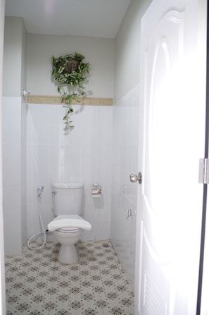 Deluxe King Room | Badrum | Dusch, gratis toalettartiklar, hårtork och badrock