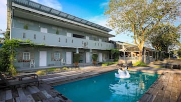 Una piscina al aire libre, tumbonas