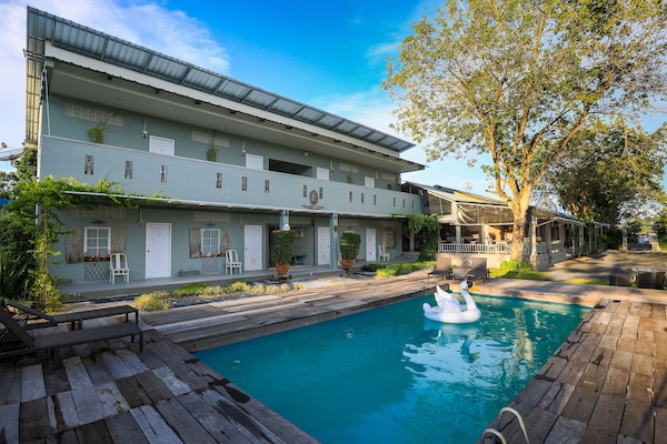 Kolam renang terbuka, kerusi lepak pantai