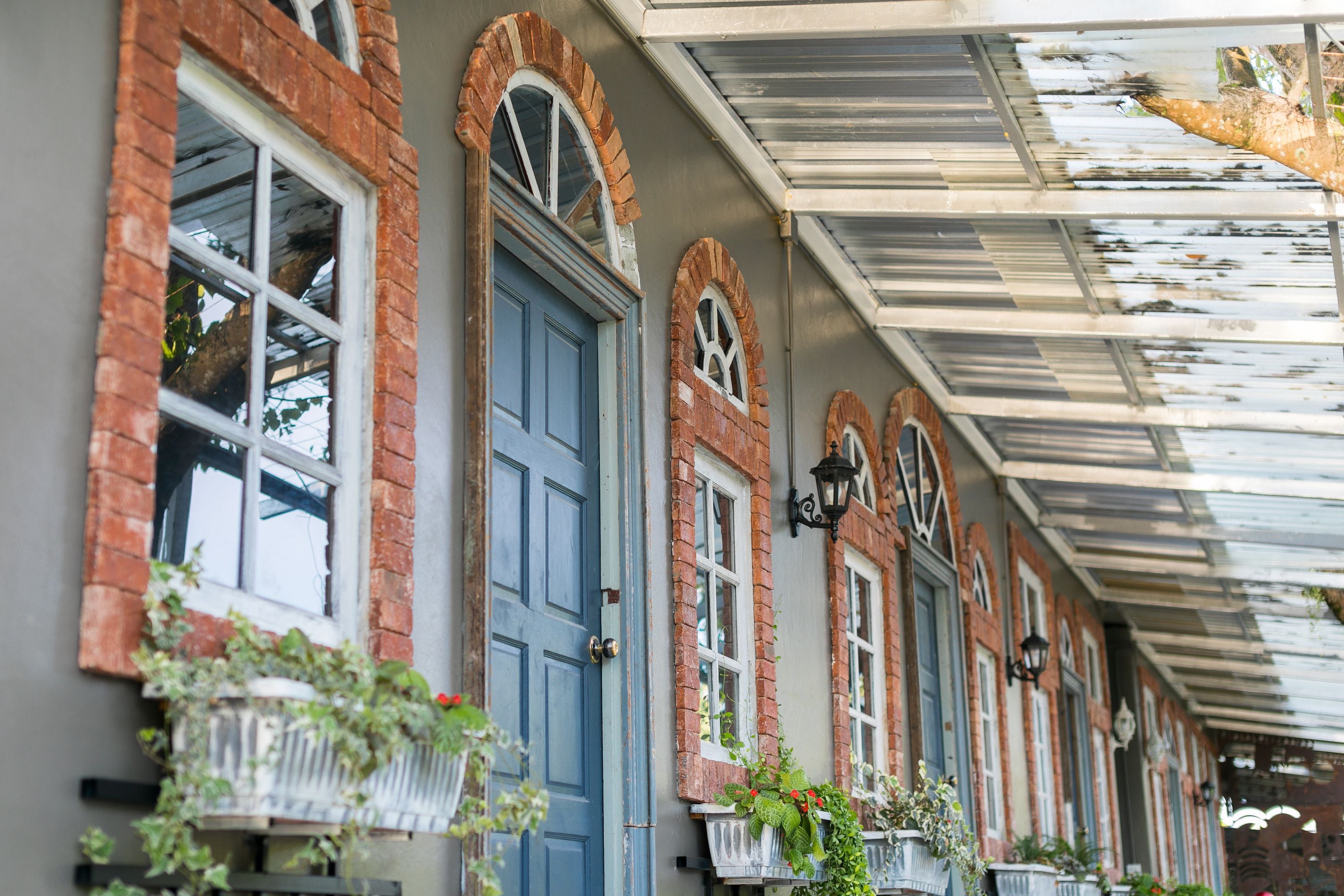 Brankas, meja kerja, kedap suara, dan Wi-Fi gratis