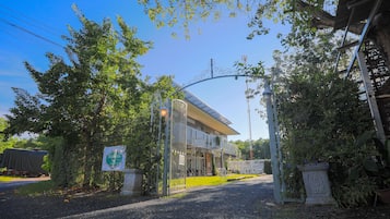 Pintu masuk properti