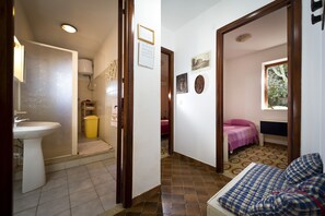 3 chambres, bureau, fer et planche Ă repasser, lit parapluie