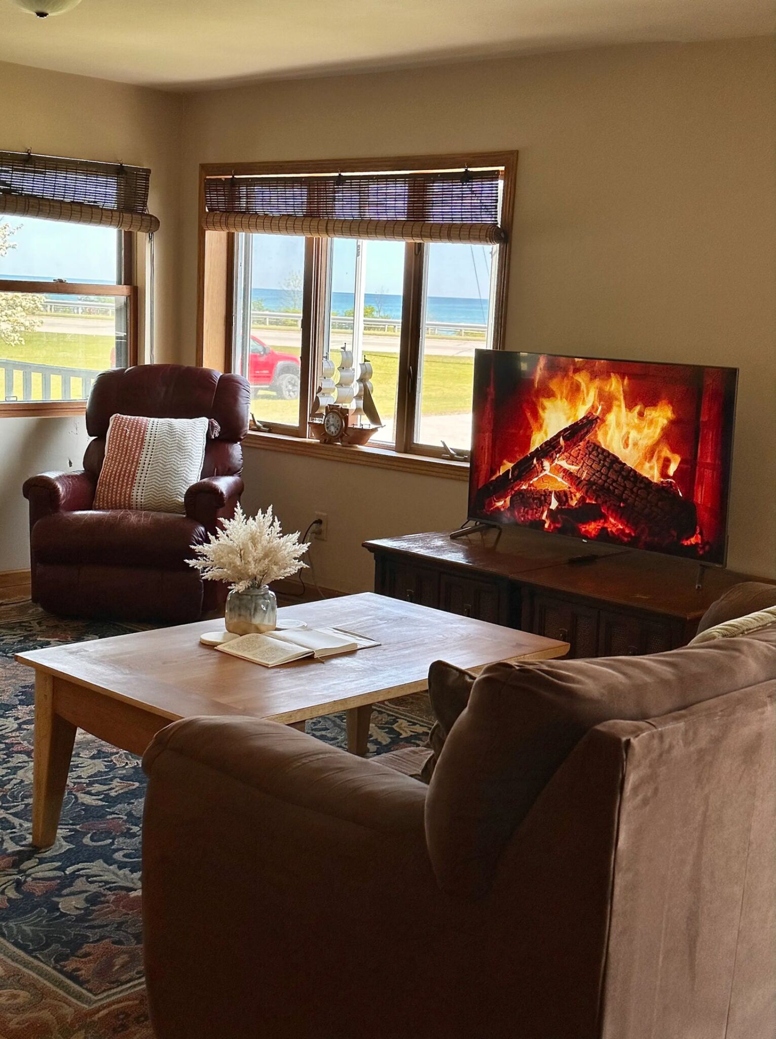 Smart TV, DVD player, books, stereo