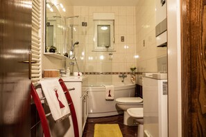 Ensemble douche/baignoire, sĂšche-cheveux, bidet, serviettes fournies