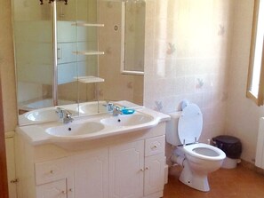 A bathroom with two sinks, a mirror, a toilet, and a cabinet. - Beautiful Provençal house with great swimming-pool (Ginasservis)