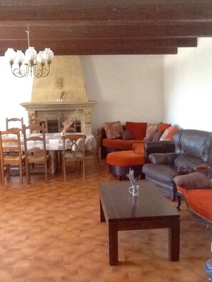 Smart-TV, Kamin, Tischfußball, Tischtennisplatte