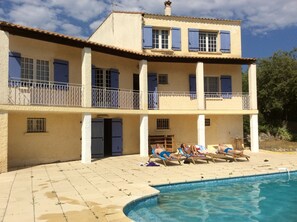 Piscina a l'aire lliure i gandules 