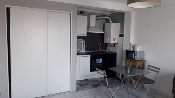 Kühlschrank, Mikrowelle, Ofen, Herdplatte