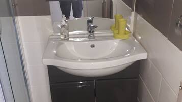 Dusche, Haartrockner, Handtücher, Seife