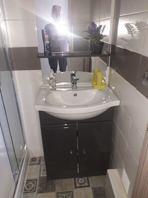 Shower, hair dryer, towels, soap - Fully equipped studio with parking and balcony in secure residence (Perpignan)