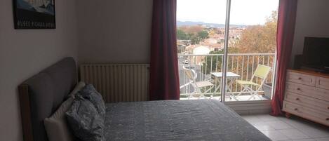 Iron/ironing board, travel cot, free WiFi, bed sheets