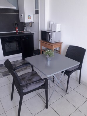 Køleskab, mikrobølgeovn, ovn, kogeplade