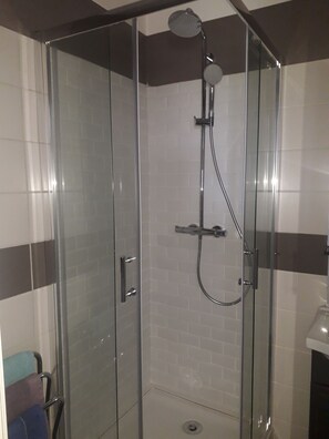 Shower, hair dryer, towels, soap - Fully equipped studio with parking and balcony in secure residence (Perpignan)