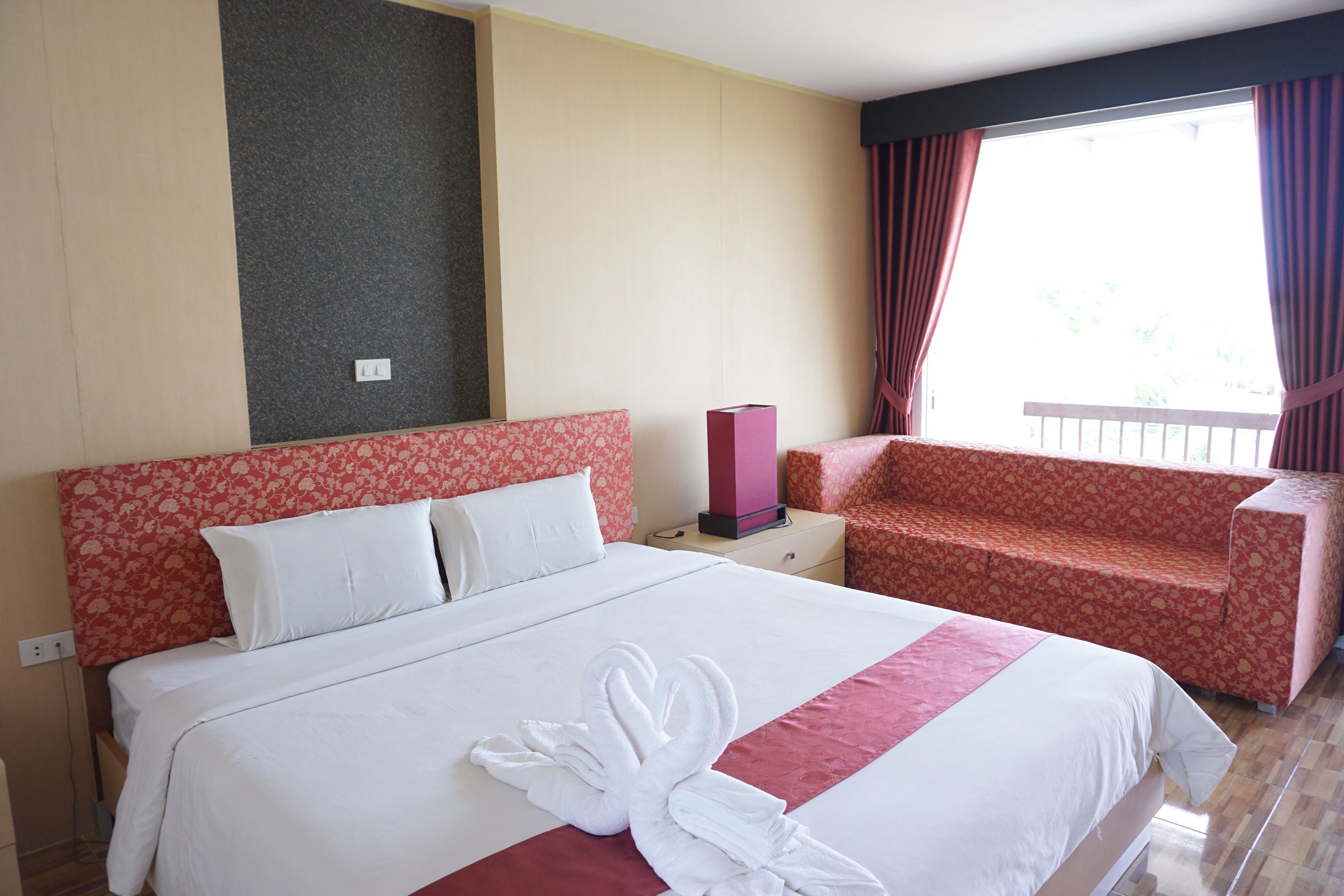 Quarto casal luxo | Cofres nos quartos, cortinas blackout, Wi-Fi de cortesia