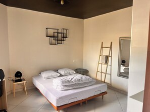 2 habitaciones, tabla de planchar con plancha, cuna de viaje y wifi