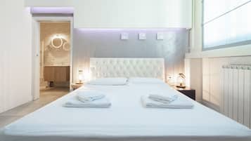 Una moderna camera d'albergo con un letto grande, due comodini con lampade, una testiera con un portalampada circolare e vista sul bagno.