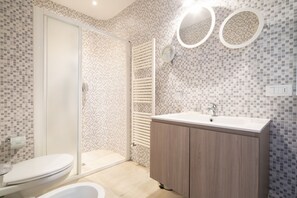 Dusche, Haartrockner, Bidet, Handtücher