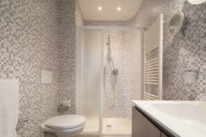 Doccia, asciugacapelli, bidet, asciugamani