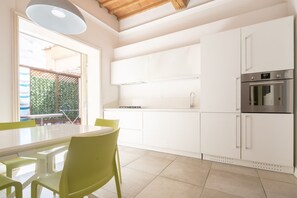 Frigorifero, forno, piano cottura, pentole/stoviglie/utensili