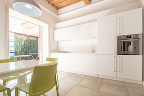 Frigorifero, forno, piano cottura, pentole/stoviglie/utensili