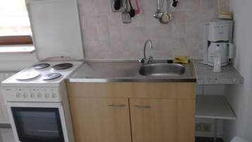 Kjøleskap, ovn, vannkoker og brødrister