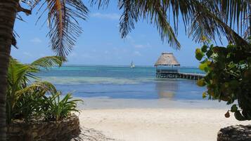 En la playa, camastros y toallas de playa