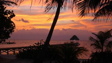 En la playa, camastros y toallas de playa