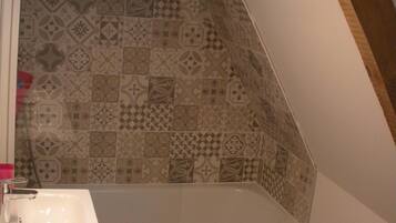 Kombination af bruser/badekar, hårtørrer, Toiletpapir