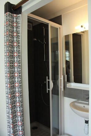 Combined shower/bathtub, hair dryer, toilet paper - Saint Malo, large house with garden 15 pers. 400m thermal baths and beach of the furrow (Saint-Malo)