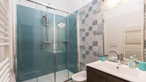 Dusche, Haartrockner, Bidet, Handtücher