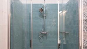 Dusche, Haartrockner, Bidet, Handtücher