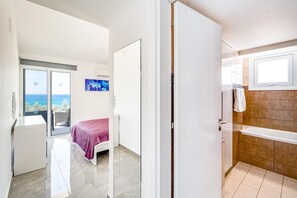 4 bedrooms, iron/ironing board, WiFi