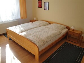 2 bedrooms, travel cot, bed sheets