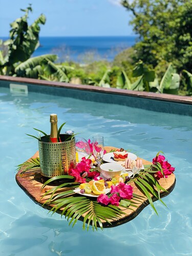 Magnificent bungalow for rent for 4 people, private pool and sea view.