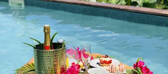 Magnificent bungalow for rent for 4 people, private pool and sea view.