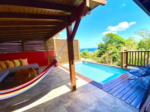 Magnificent bungalow for rent for 4 people, private pool and sea view.