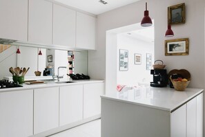 ثلاجة، ميكروويف، غسالة أطباق، ماكينة لصنع القهوة/الشاي