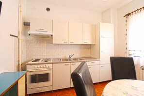 Fridge, oven, stovetop, coffee/tea maker - Holiday apartment mit Klimaanlage und Terrasse (Pula)